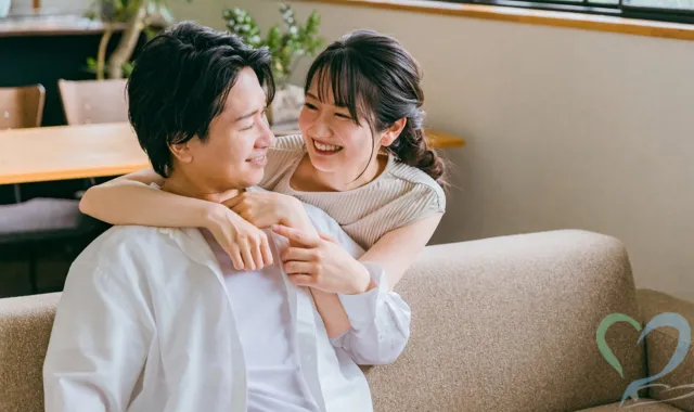 男性に抱き着く女性