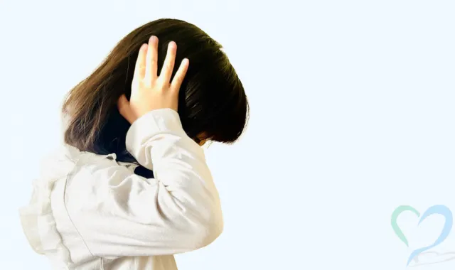 耳をおさえる子ども