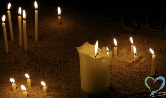 ろうそくが灯された怪しげな部屋