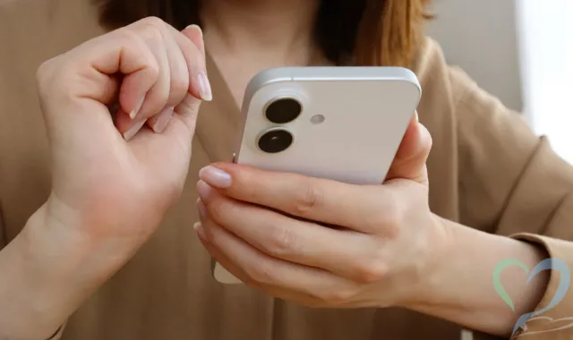 スマホを手に不安そうなご依頼者