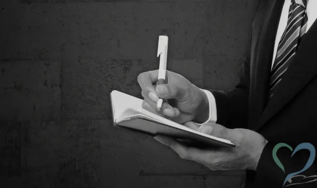 探偵がメモを取っている