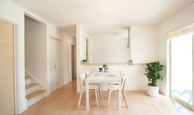 隠しカメラが潜んでいるかもしれないリビング