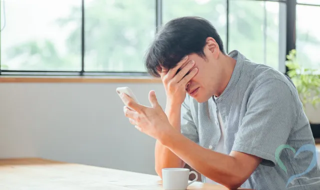 うなだれる男性