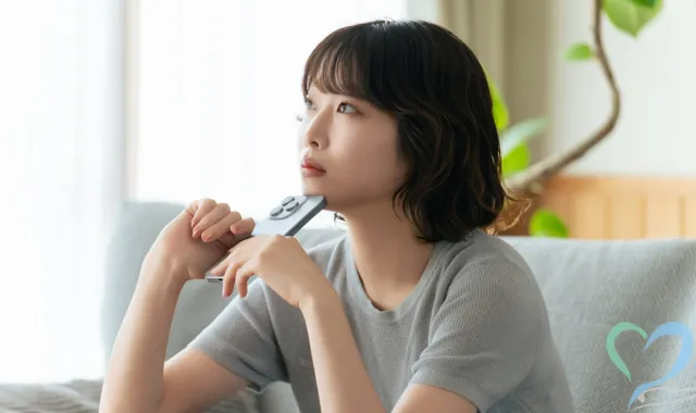 憂いの表情を受かべる女性