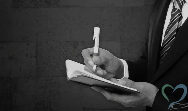 探偵が調査している