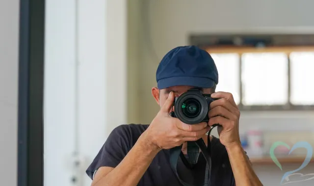 カメラを構える男性
