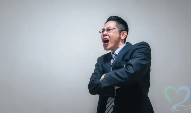 脅迫を行う男性