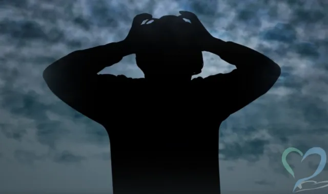 逆恨みをする人と曇る空