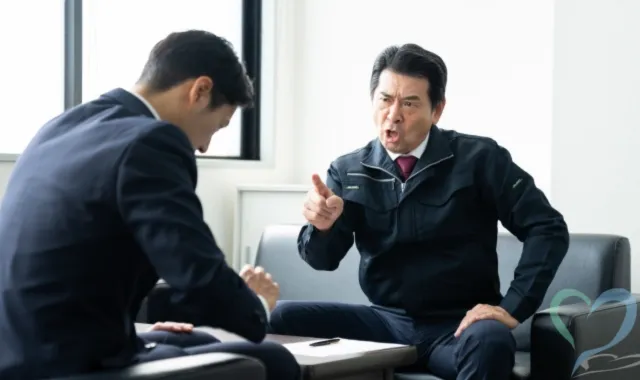 逆恨みで怒る男性と怒られる男性