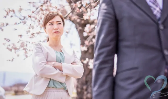 逆恨みをする女性が相手を見つめているイメージ