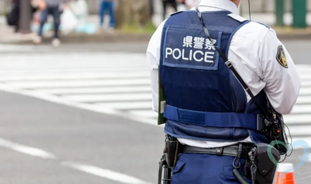 警察官の後ろ姿