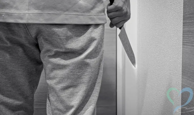 包丁を持つ人の後ろ姿