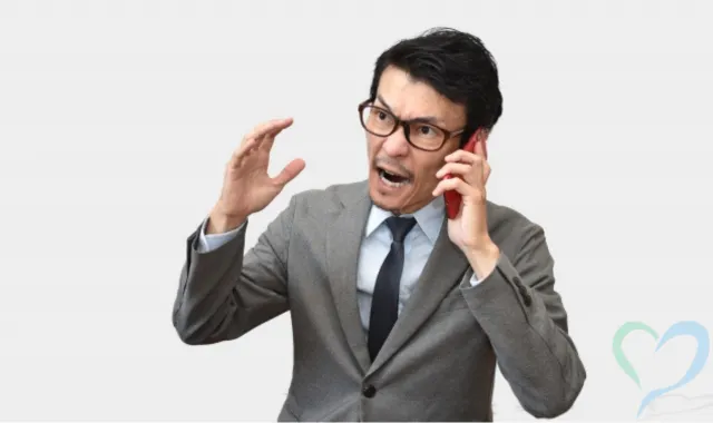 逆恨みする男性