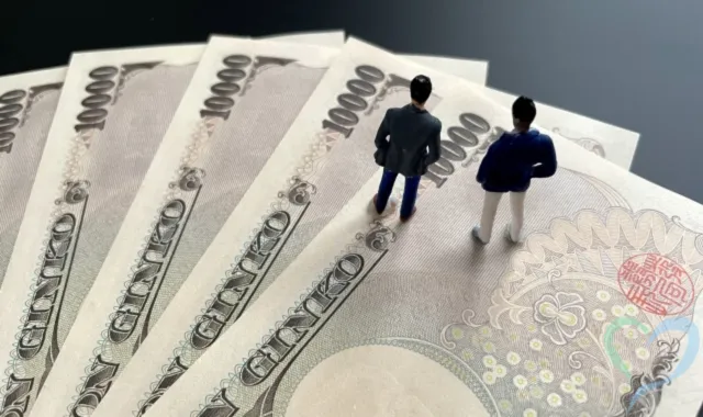 お金の上に立つ人形