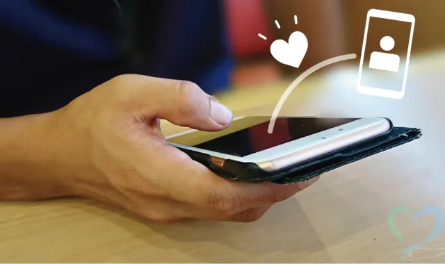 スマホ操作をする男性の手