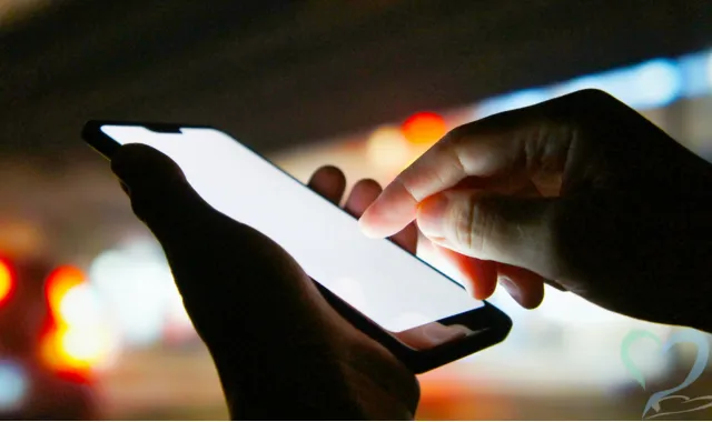 スマホを操作する手