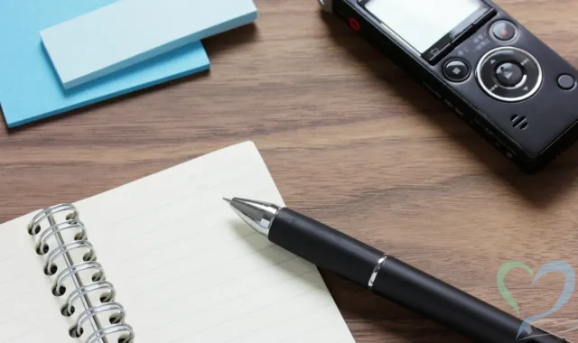 ノートとペン、ボイスレコーダー