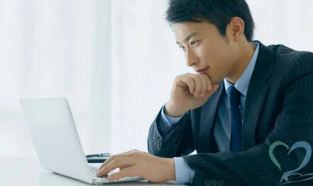 パソコンに向かう男性
