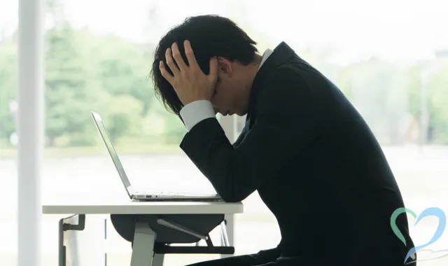 うなだれる従業員