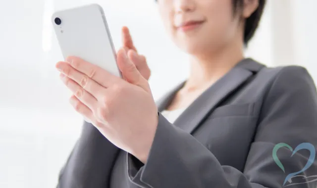 スマホを操作する女性