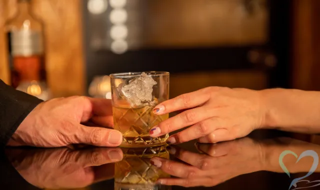 グラスを持つ男女の手