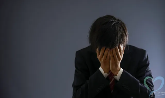 頭を抱える男性