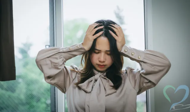 頭を抱える女性