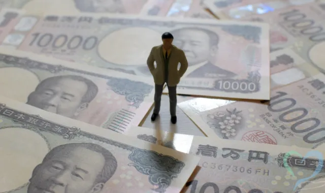 ばら撒かれたお札とたたずむ人