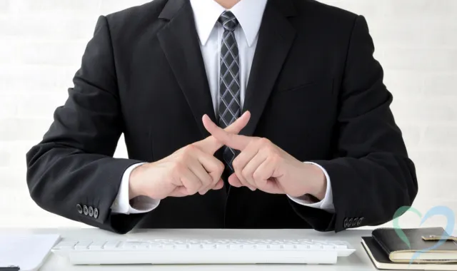 手でばってんを作る