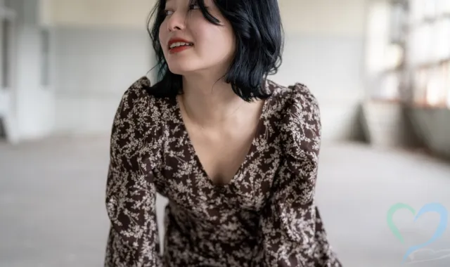 胸元を露出した女性