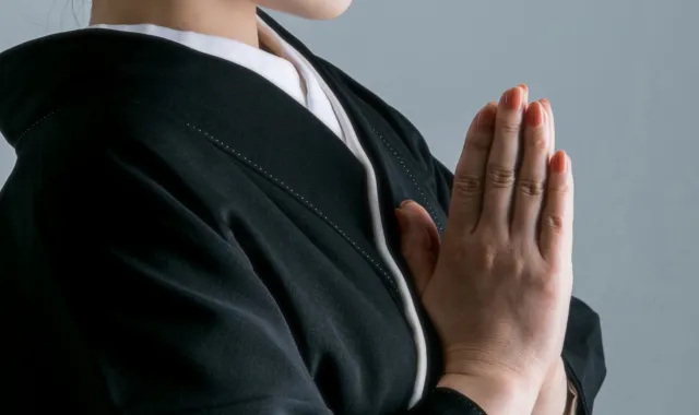 手をあわせる人