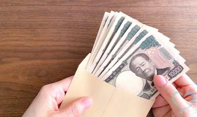 一万円を封筒から出す