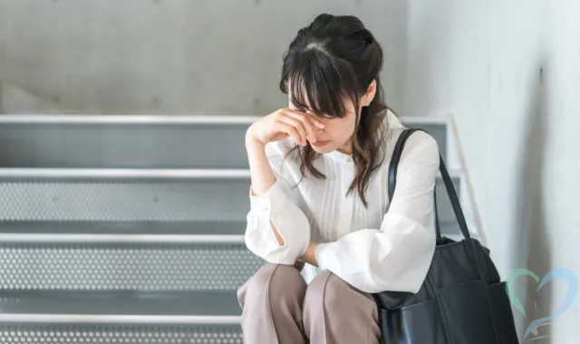 顔を手で覆う人