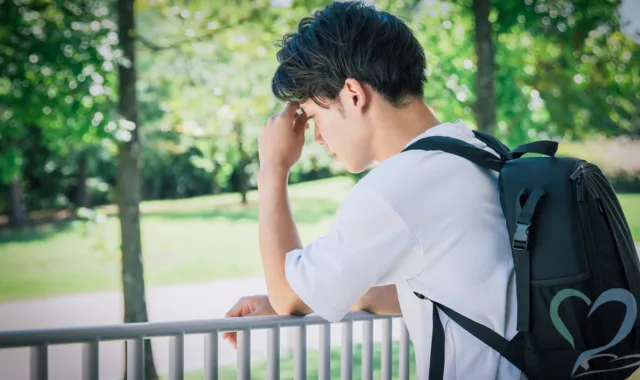 顔に影が差す男性